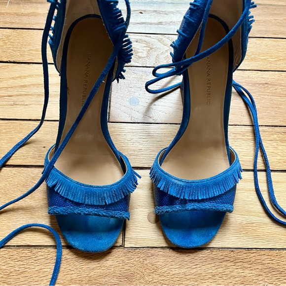 6.5 🦋 Banana Republic fringe wedge heels - blue suede raffia - Picture 2 of 2
